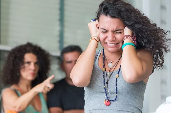 طرق صحية هتساعد فى تربية ابنك المراهق.. اجعله يواجه&nbsp;العواقب