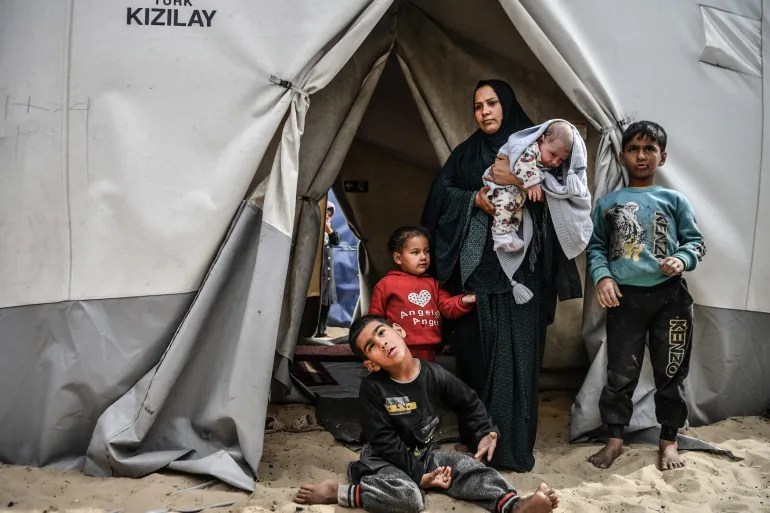 مقال بعنوان “حين تمشي الفلسطينية بثقل&nbsp;حكاياتها”